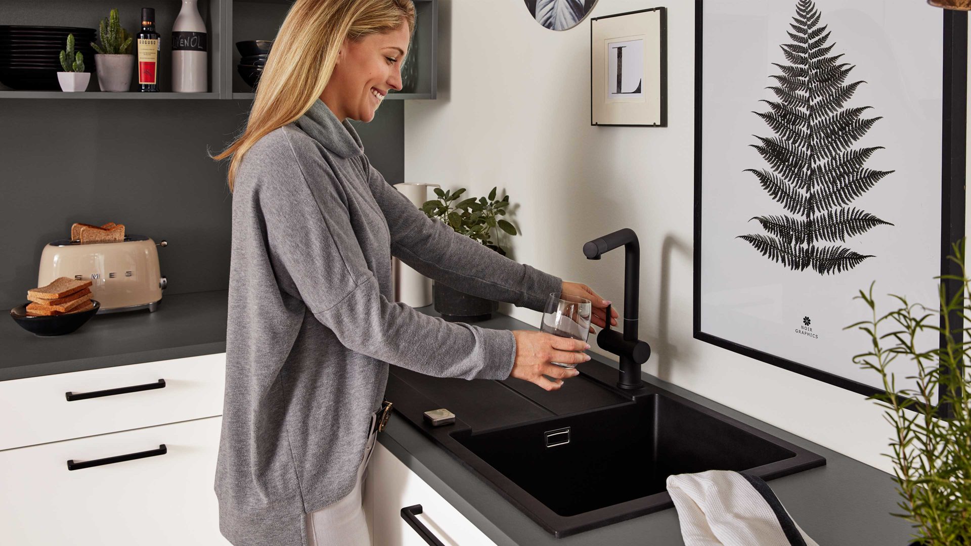 Einbauküche Interliving aus Holz in Weiß Interliving Küche Serie 3032 mit privileg Einbaugeräten Weiß & Quarzgrau - Stellfläche ca. 395 x 245 cm