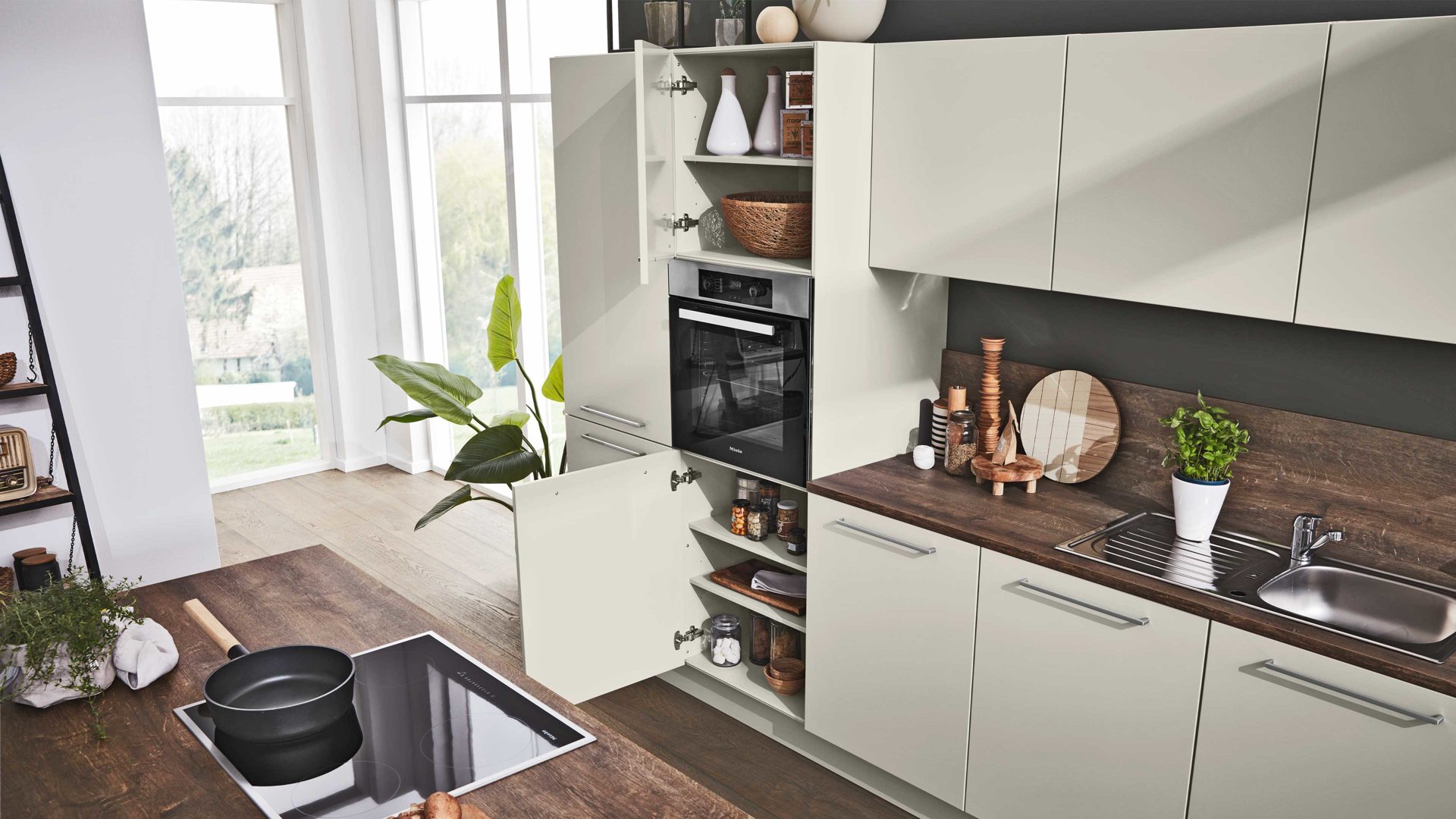 Einbauküche Interliving aus Holz in Grau Interliving Küche Serie 3028 mit Miele-Einbaugeräten Platingrau & Castell Eiche - zweizeilig