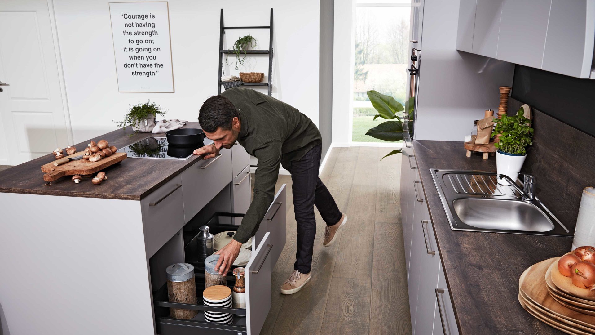 Einbauküche Interliving aus Holz in Grau Interliving Küche Serie 3028 mit Miele-Einbaugeräten Platingrau & Castell Eiche - zweizeilig