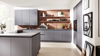 Einbauküche Interliving aus Holz in Grau Interliving Küche Serie 3098 mit SIEMENS Einbaugeräten Quarzgrau & Steineiche - dreizeilig