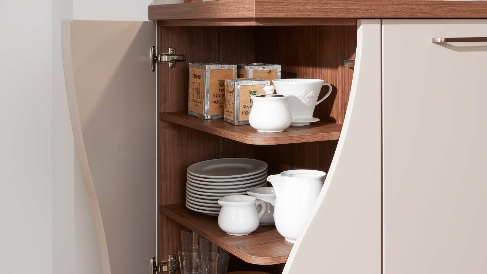 Einbauküche Interliving aus Holz in Beige Interliving Küche Serie 3005 mit privileg Einbaugeräten Sahara & Nussbaum – Stellfläche ca. 242 x 335 cm