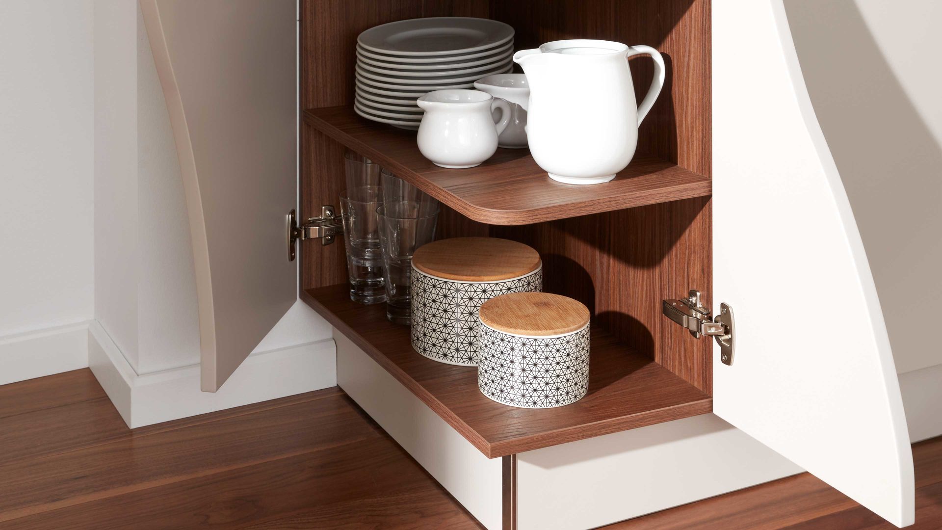 Einbauküche Interliving aus Holz in Beige Interliving Küche Serie 3005 mit privileg Einbaugeräten Sahara & Nussbaum – Stellfläche ca. 242 x 335 cm