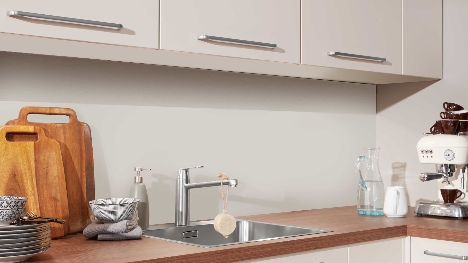 Einbauküche Interliving aus Holz in Beige Interliving Küche Serie 3005 mit privileg Einbaugeräten Sahara & Nussbaum – Stellfläche ca. 242 x 335 cm