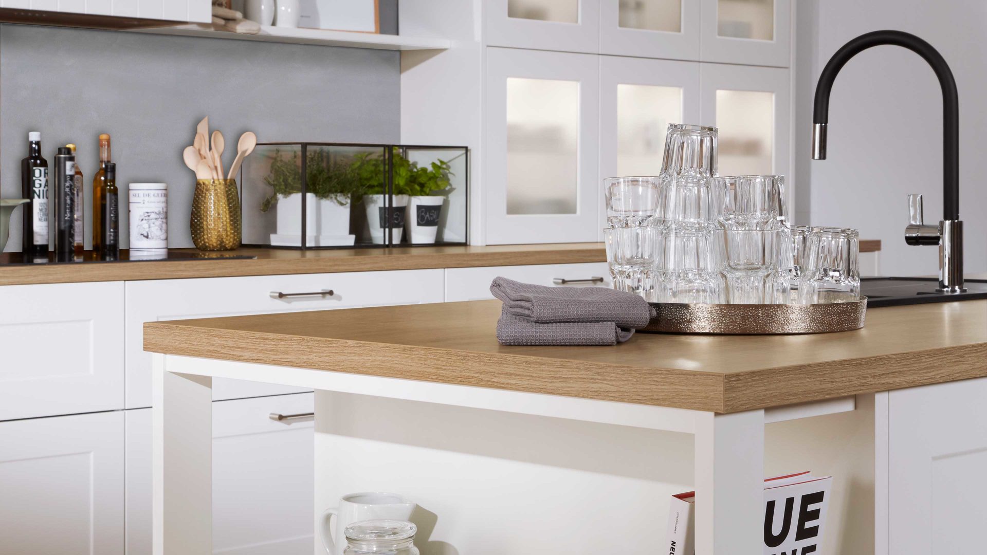 Einbauküche Interliving aus Holz in Weiß Interliving Küche Serie 3002 mit SIEMENS Einbaugeräten Weiß & Steineiche - zweizeilig