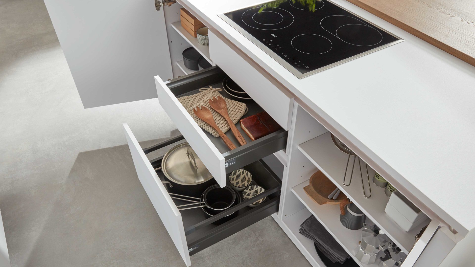 Einbauküche Interliving aus Holz in Weiß Interliving Küche Serie 3013 mit AEG Einbaugeräten Arcticweiß & Eiche Pinot – zweizeilig