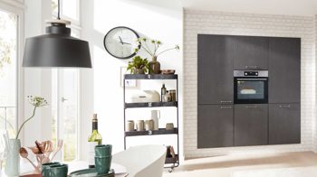 Einbauküche Interliving aus Holz in Grau Interliving Küche Serie 3019 mit AEG Einbaugeräten Weiß & Stahlgrau – zweizeilig