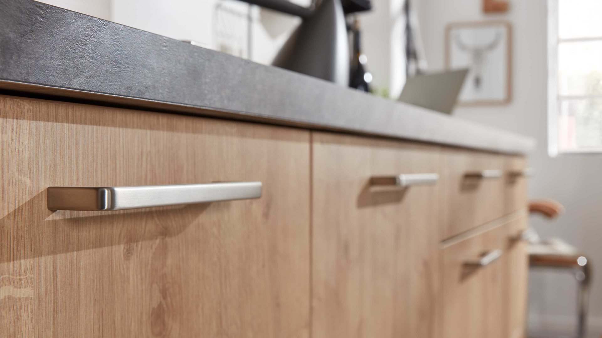 Einbauküche Interliving aus Holz in Weiß Interliving Küche Serie 3014 mit AEG Einbaugeräten Magnolie & Chaleteiche – zweizeilig