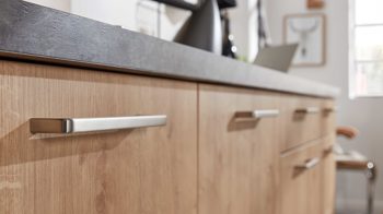 Einbauküche Interliving aus Holz in Weiß Interliving Küche Serie 3014 mit AEG Einbaugeräten Magnolie & Chaleteiche – zweizeilig