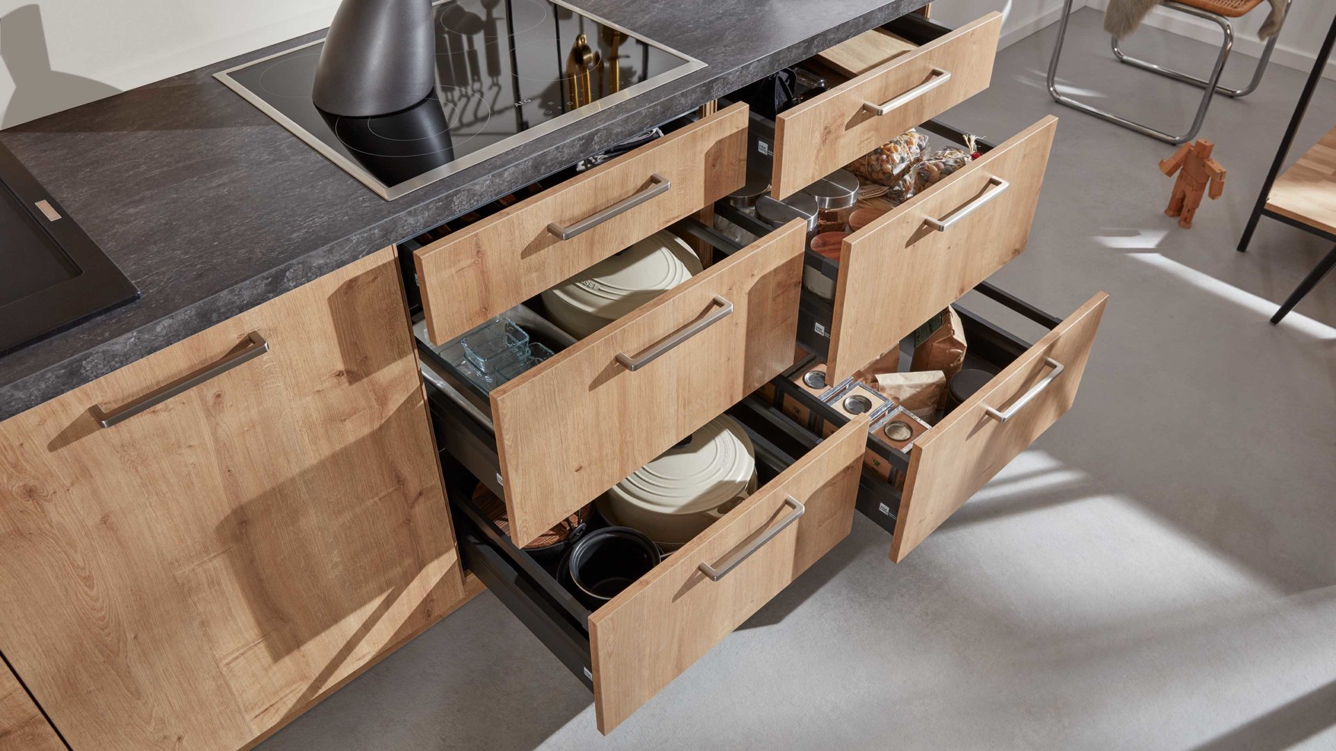 Einbauküche Interliving aus Holz in Weiß Interliving Küche Serie 3014 mit AEG Einbaugeräten Magnolie & Chaleteiche – zweizeilig