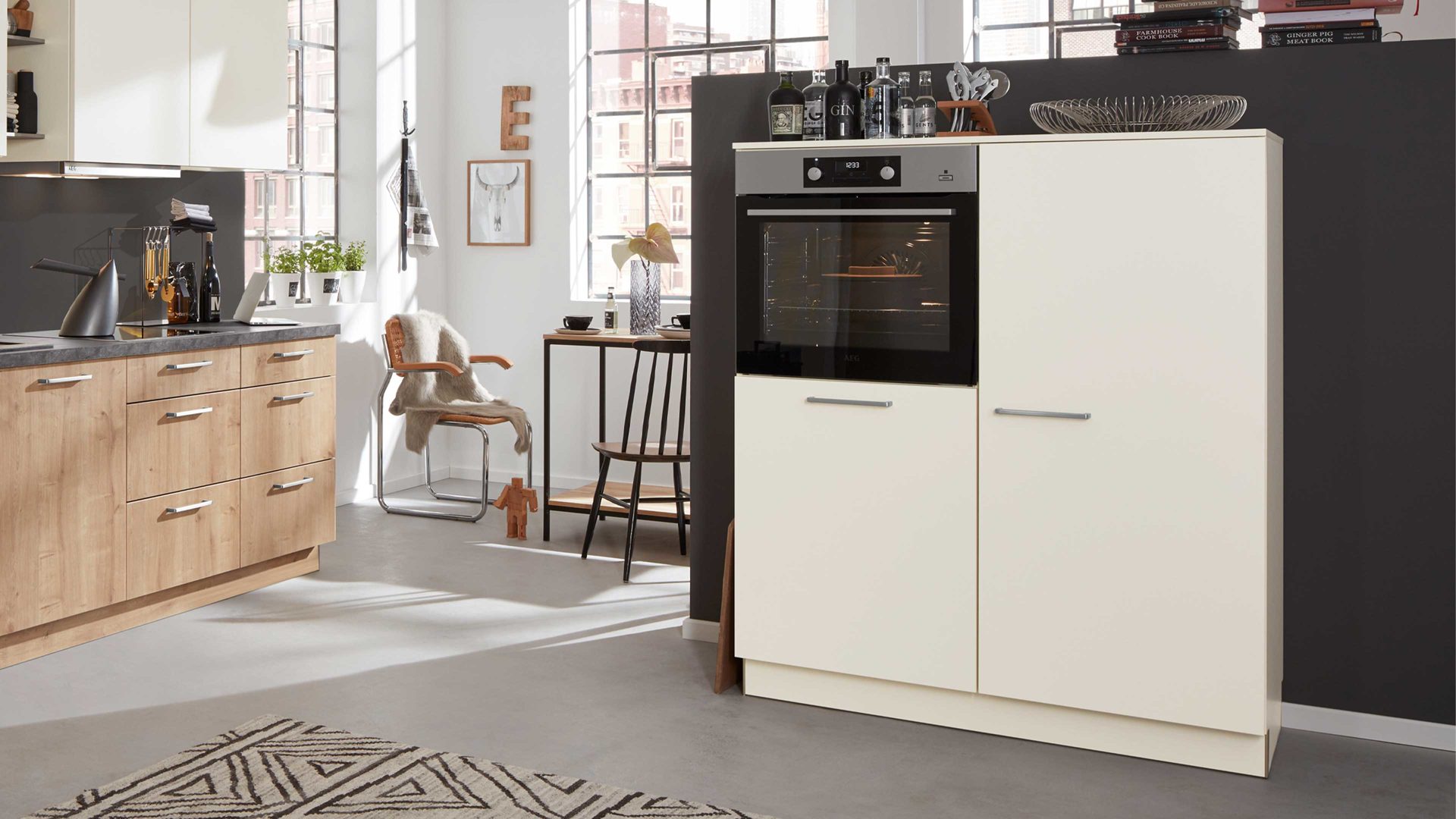 Einbauküche Interliving aus Holz in Weiß Interliving Küche Serie 3014 mit AEG Einbaugeräten Magnolie & Chaleteiche – zweizeilig