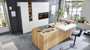 Einbauküche Interliving aus Holz in Weiß Interliving Küche Serie 3084 mit SIEMENS-Einbaugeräten Mattweiß & Eiche Ventura - zweizeilig