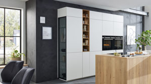 Einbauküche Interliving aus Holz in Weiß Interliving Küche Serie 3084 mit SIEMENS-Einbaugeräten Mattweiß & Eiche Ventura - zweizeilig