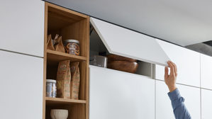 Einbauküche Interliving aus Holz in Weiß Interliving Küche Serie 3084 mit SIEMENS-Einbaugeräten Mattweiß & Eiche Ventura - zweizeilig