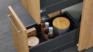 Einbauküche Interliving aus Holz in Weiß Interliving Küche Serie 3084 mit SIEMENS-Einbaugeräten Mattweiß & Eiche Ventura - zweizeilig