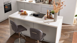 Einbauküche Interliving aus Holz in Hellgrau Interliving Küche Serie 3077 mit Constructa-Einbaugeräten Platingrau & Kiruna Birke - dreizeilig