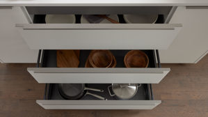 Einbauküche Interliving aus Holz in Weiß Interliving Küche Serie 3079 mit AEG Einbaugeräten Weiß & Lava - dreizeilig