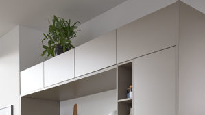 Einbauküche Interliving aus Holz in Weiß Interliving Küche Serie 3079 mit AEG Einbaugeräten Weiß & Lava - dreizeilig