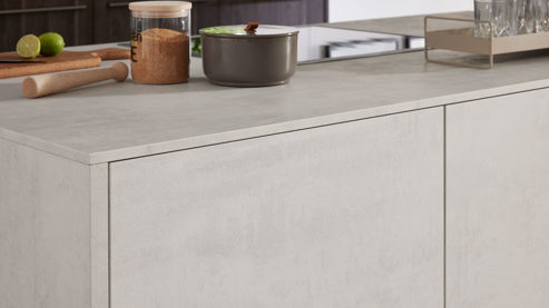 Einbauküche Interliving aus Holz in Holzfarben Interliving Küche Serie 3112 mit SIEMENS Einbaugeräten Noce Marone & weißer Beton - dreizeilig