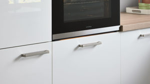 Einbauküche Interliving aus Holz in Weiß Interliving Küche Serie 3081 mit privileg Einbaugeräten Hochglanz Weiß & Natureiche - Stellfläche ca. 250 x 269 cm