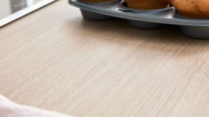 Einbauküche Interliving aus Holz in Weiß Interliving Küche Serie 3081 mit privileg Einbaugeräten Hochglanz Weiß & Natureiche - Stellfläche ca. 250 x 269 cm