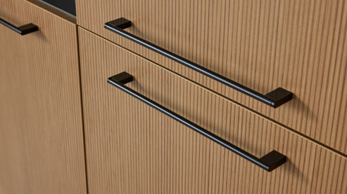 Einbauküche Interliving aus Holz in Weiß Interliving Küche Serie 3082 mit SIEMENS Einbaugeräten Mattweiß & Stripe Wood Crema - Stellfläche ca. 248 x 463 cm