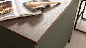 Einbauküche Interliving aus Holz in Dunkelgrün Interliving Küche Serie 3083 mit AEG Einbaugeräten Black Green & Nussbaum Kuba  - dreizeilig