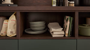 Einbauküche Interliving aus Holz in Dunkelgrün Interliving Küche Serie 3083 mit AEG Einbaugeräten Black Green & Nussbaum Kuba  - dreizeilig