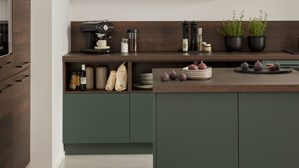 Einbauküche Interliving aus Holz in Dunkelgrün Interliving Küche Serie 3083 mit AEG Einbaugeräten Black Green & Nussbaum Kuba  - dreizeilig