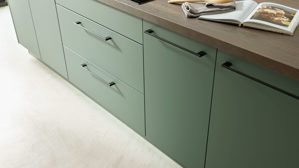 Einbauküche Interliving aus Holz in Dunkelgrün Interliving Küche Serie 3083 mit AEG Einbaugeräten Black Green & Nussbaum Kuba  - dreizeilig