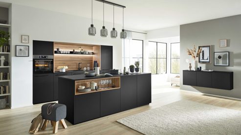 Einbauküche Interliving aus Holz in Schwarz Interliving Küche Serie 3103 mit AEG Einbaugeräten Mattschwarz & Vulkaneiche  - dreizeilig