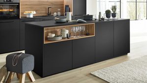 Einbauküche Interliving aus Holz in Schwarz Interliving Küche Serie 3103 mit AEG Einbaugeräten Mattschwarz & Vulkaneiche  - dreizeilig