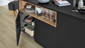Einbauküche Interliving aus Holz in Schwarz Interliving Küche Serie 3103 mit AEG Einbaugeräten Mattschwarz & Vulkaneiche  - dreizeilig