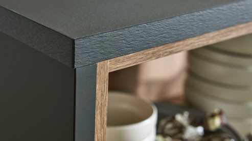 Einbauküche Interliving aus Holz in Schwarz Interliving Küche Serie 3055 mit AEG Einbaugeräten Mattschwarz & Vulkaneiche  - dreizeilig