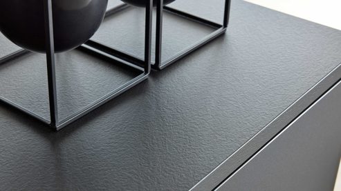 Einbauküche Interliving aus Holz in Schwarz Interliving Küche Serie 3055 mit AEG Einbaugeräten Mattschwarz & Vulkaneiche  - dreizeilig