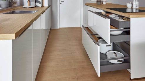 Einbauküche Nobilia® aus Holz in Weiß nobilia® Einbauküche Novalux mit gorenje Elektrogeräten Weiß & Eiche Como - zweiteilig