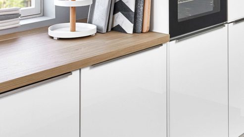 Einbauküche Nobilia® aus Holz in Weiß nobilia® Einbauküche Novalux mit gorenje Elektrogeräten Weiß & Eiche Como - zweiteilig