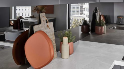 Einbauküche Nobilia® aus Holz in Grau nobilia® Einbauküche Senso mit Elektrogeräten, z. B.  Kühlschrank Schiefergrau - zweiteilig