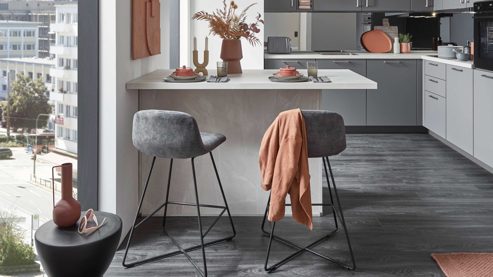 Einbauküche Nobilia® aus Holz in Grau nobilia® Einbauküche Senso mit Elektrogeräten, z. B.  Kühlschrank Schiefergrau - dreizeilig