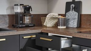 Einbauküche Nobilia® aus Holz in Schwarz nobilia® Einbauküche Easytouch mit privileg E-Geräte, z. B. Kühlschrank Grafitschwarz & Metal Oxid – Stellfläche ca. 277 x 217 cm