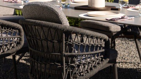 Gartenmöbel-Set Interliving aus Metall in Grau Interliving Gartenmöbel Serie 7012 - Essgruppe mit Diningsesseln hellgrauer Olefin-Teddybezug, Rope, gesinterter grauer Stein & anthrazitfarbenes Aluminium