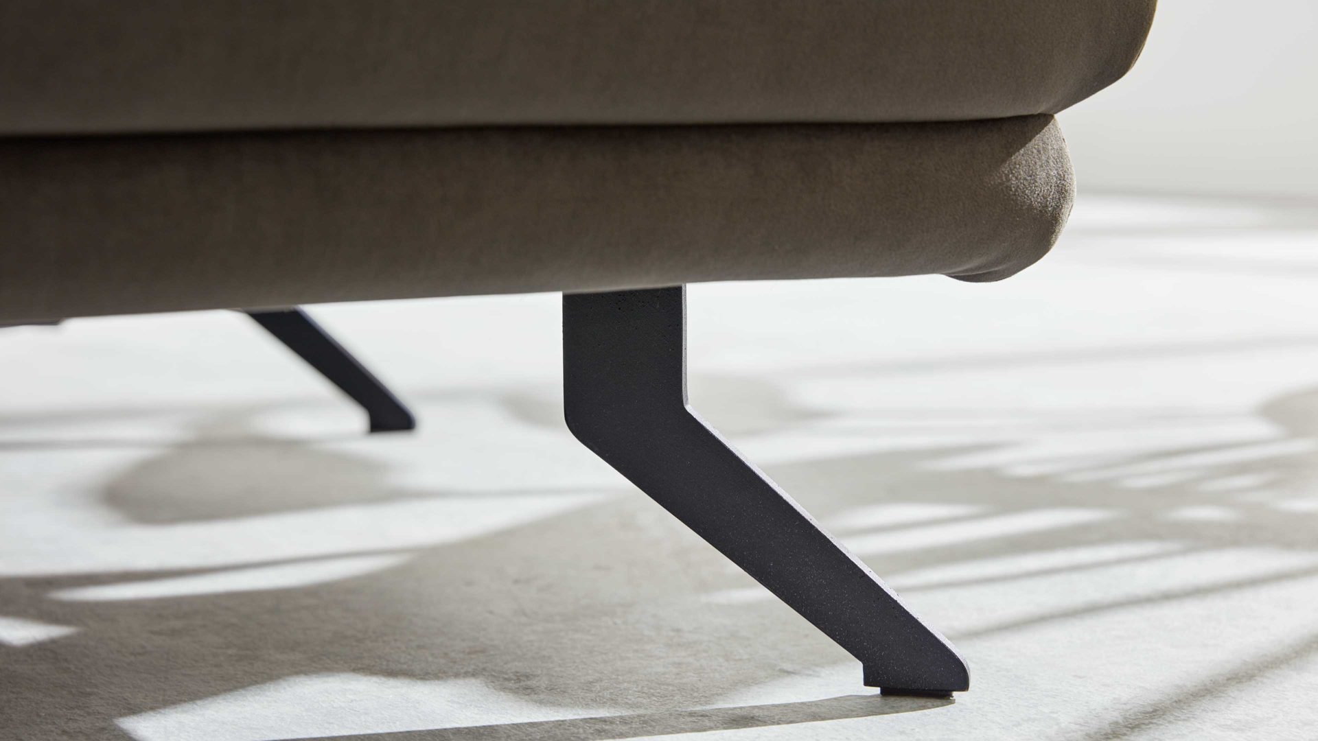 Ecksofa Interliving aus Stoff in Dunkelgrün Interliving Sofa Serie 4303 – Ecksofa, Stellfläche ca. 323 x 190 cm olivfarbene Mikrofaser Salsa - motorisch verstellbar