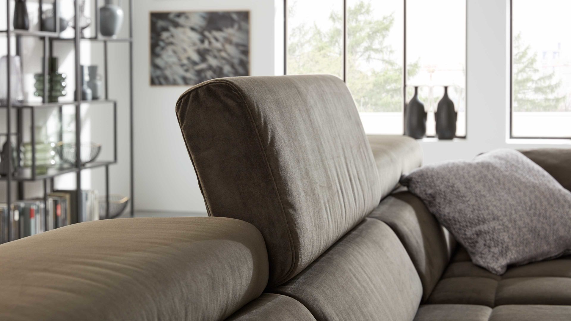 Ecksofa Interliving aus Stoff in Dunkelgrün Interliving Sofa Serie 4303 – Ecksofa, Stellfläche ca. 323 x 190 cm olivfarbene Mikrofaser Salsa - motorisch verstellbar