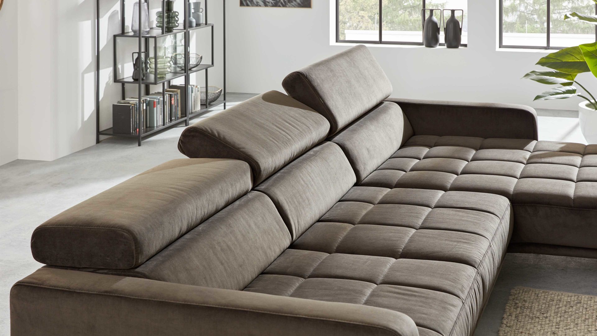 Ecksofa Interliving aus Stoff in Dunkelgrün Interliving Sofa Serie 4303 – Ecksofa, Stellfläche ca. 323 x 190 cm olivfarbene Mikrofaser Salsa - motorisch verstellbar