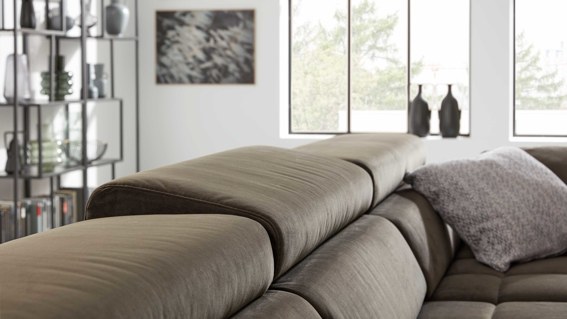 Ecksofa Interliving aus Stoff in Dunkelgrün Interliving Sofa Serie 4303 – Ecksofa, Stellfläche ca. 323 x 190 cm olivfarbene Mikrofaser Salsa - motorisch verstellbar