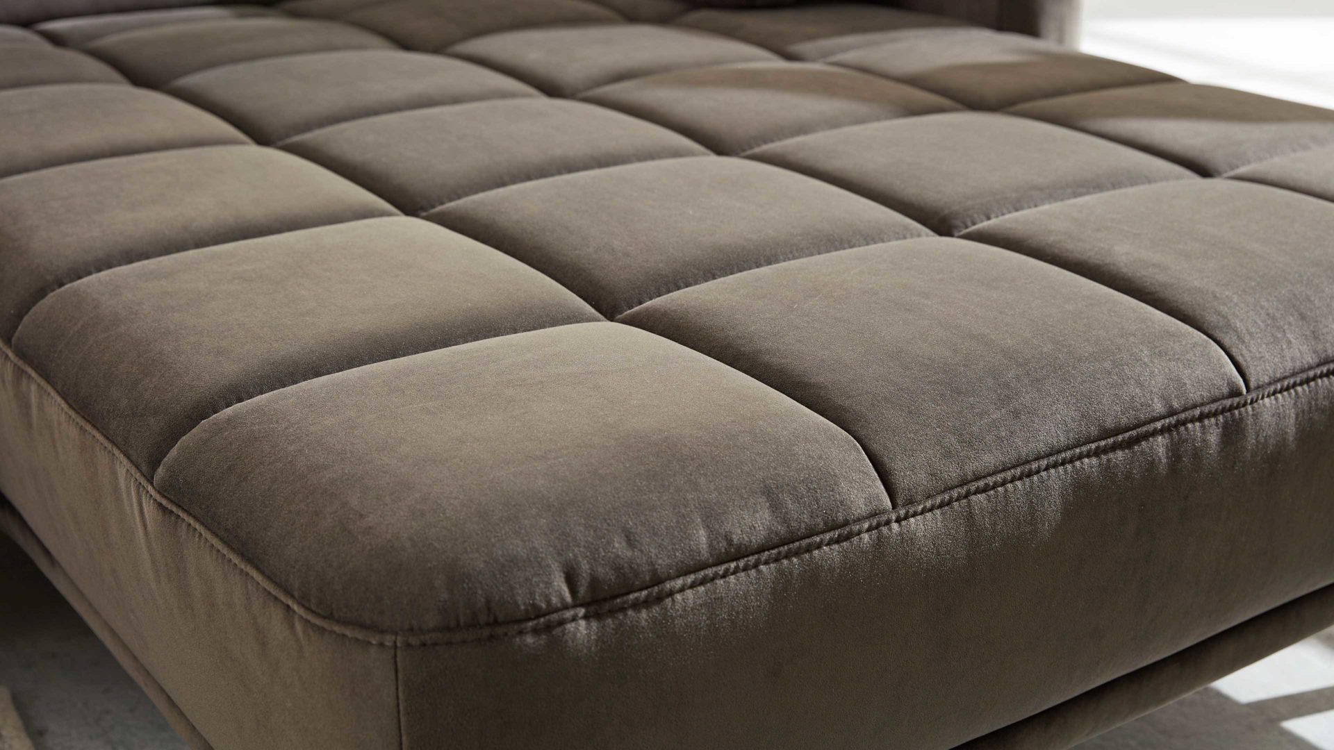 Ecksofa Interliving aus Stoff in Dunkelgrün Interliving Sofa Serie 4303 – Ecksofa, Stellfläche ca. 323 x 190 cm olivfarbene Mikrofaser Salsa - motorisch verstellbar