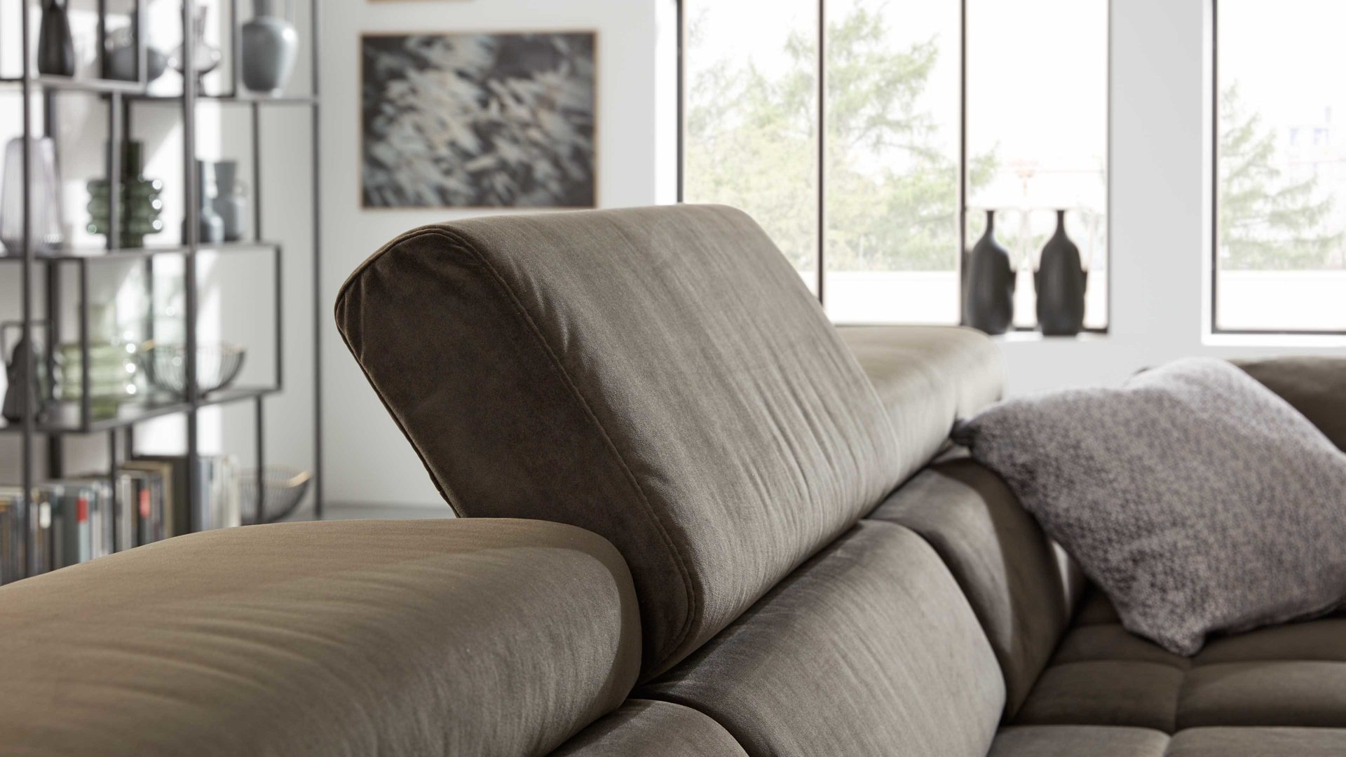 Ecksofa Interliving aus Stoff in Dunkelgrün Interliving Sofa Serie 4303 – Ecksofa, Stellfläche ca. 323 x 190 cm olivfarbene Mikrofaser Salsa - motorisch verstellbar