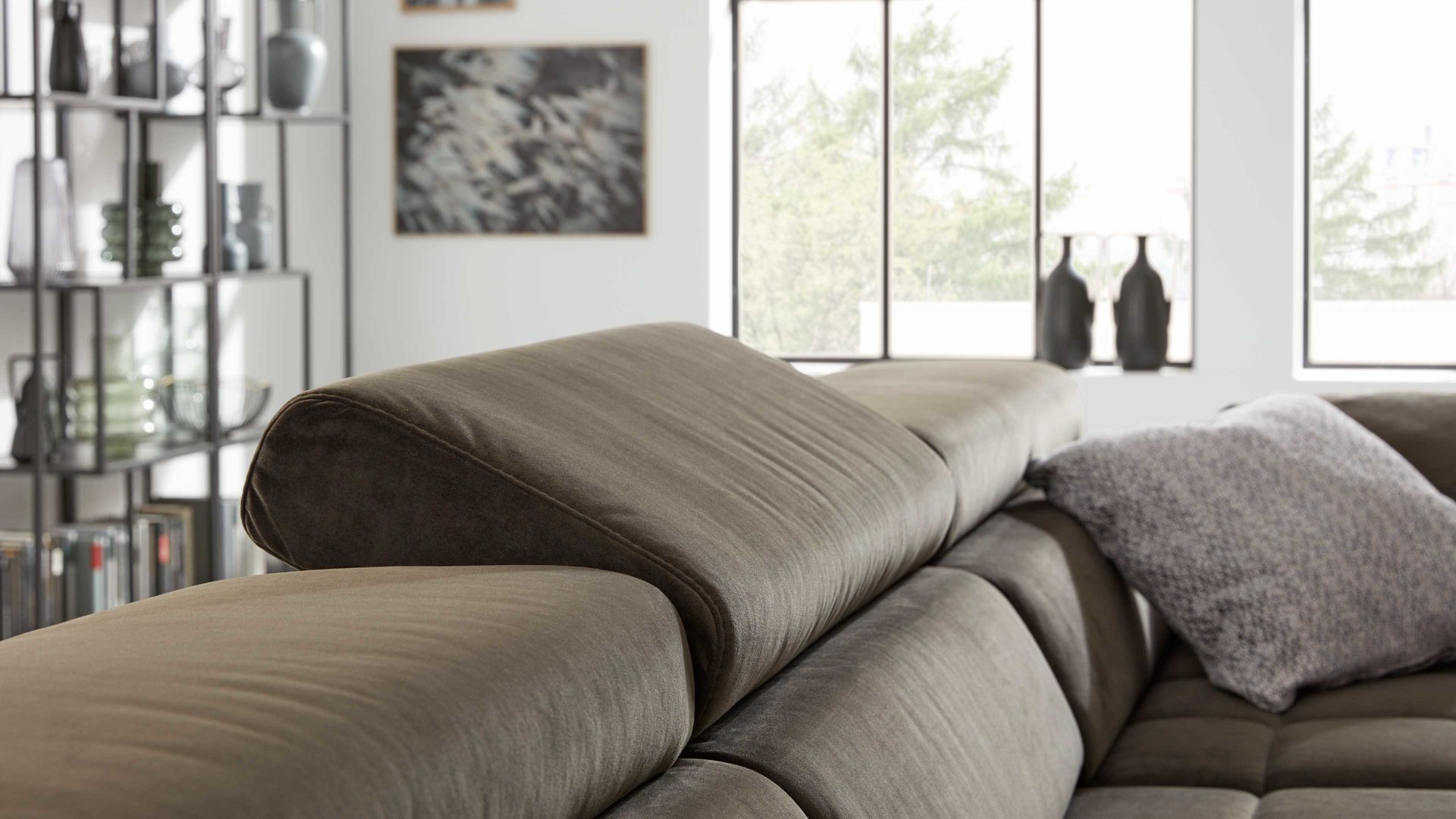 Ecksofa Interliving aus Stoff in Dunkelgrün Interliving Sofa Serie 4303 – Ecksofa, Stellfläche ca. 323 x 190 cm olivfarbene Mikrofaser Salsa - motorisch verstellbar