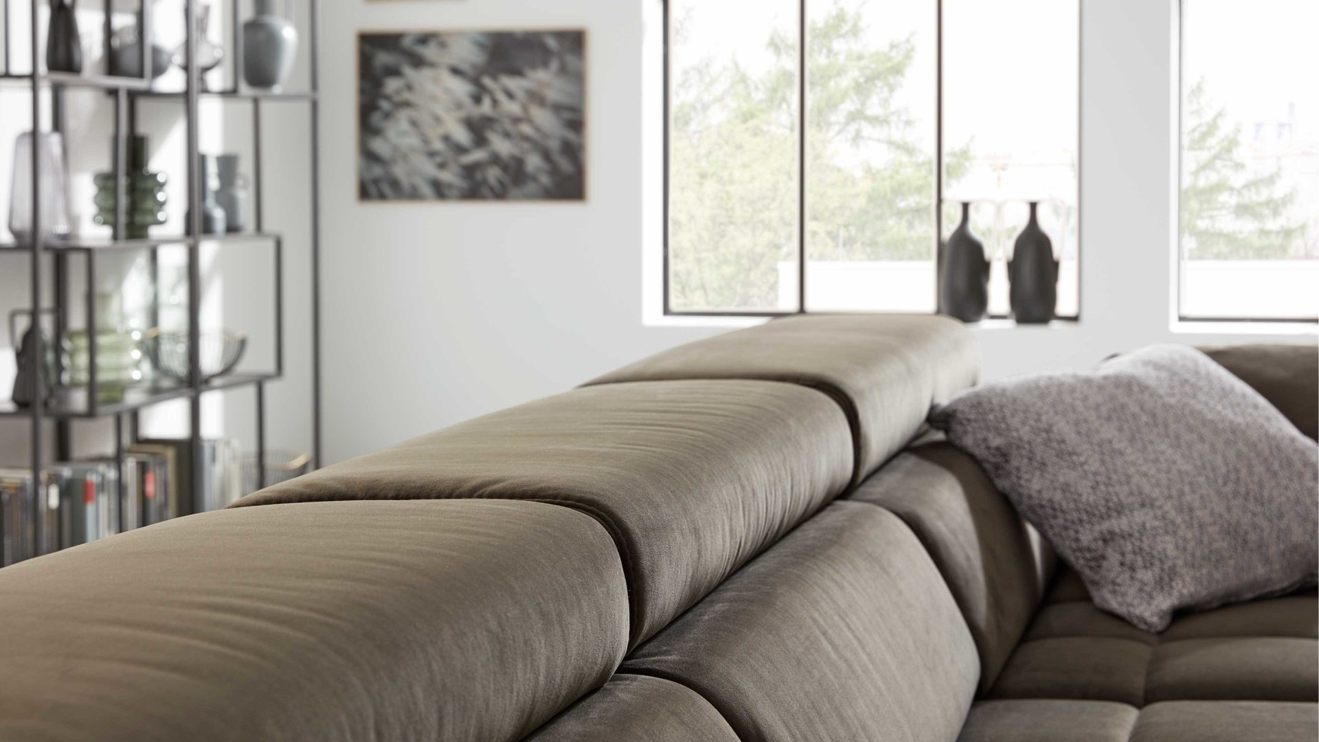 Ecksofa Interliving aus Stoff in Dunkelgrün Interliving Sofa Serie 4303 – Ecksofa, Stellfläche ca. 323 x 190 cm olivfarbene Mikrofaser Salsa - motorisch verstellbar