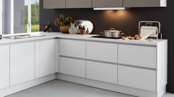 Einbauküche WERT KÜCHE® aus Holz in Hellbraun WERT KÜCHE® Nova mit Constructa und privileg Elektrogeräten Kristallgrau & Trüffelbraun - zweizeilig