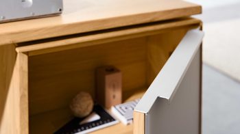 Schreibtisch Interliving aus Holz in Hellgrau Interliving Wohnzimmer Serie 2020 - Verwandlungs-Sideboard Asteiche bianco & Schlamm – zwei Türen, zwei Klappen